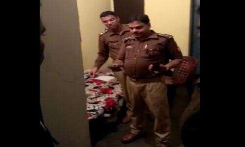 पुलिस ने इलाहाबाद विश्वविद्यालय के हॉस्टल पर मारा छापा , 20 हजार का इनामी गिरफ्तार असलहे किए बरामद पुलिस ने इलाहाबाद विश्वविद्यालय के हॉस्टल पर मारा छापा , 20 हजार का इनामी गिरफ्तार असलहे किए बरामद