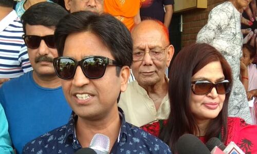 गाजियाबाद के एमिटी स्कूल में कुमार विश्वास ने डाला वोट, वोट की अपील के साथ कही ये बड़ी बात