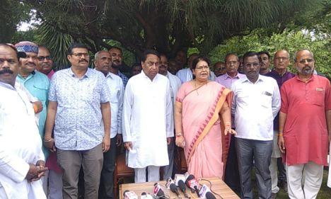 मध्यप्रदेश सरकार की कैविनेट मंत्री पदमा शुक्ला ने दिया बीजेपी को झटका, कांग्रेस में हुई शामिल मध्यप्रदेश सरकार की कैविनेट मंत्री पदमा शुक्ला ने दिया बीजेपी को झटका, कांग्रेस में हुई शामिल