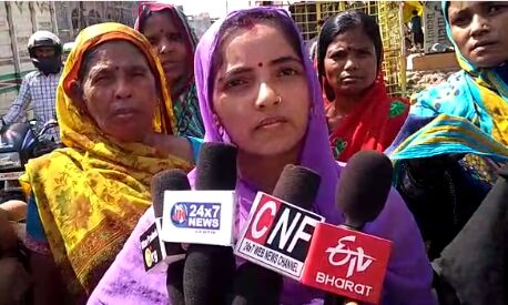 कोटेदार द्वारा कम राशन देने का कार्डधारकों ने किया विरोध , जिम्मेदारों से मिला सिर्फ आश्वासन