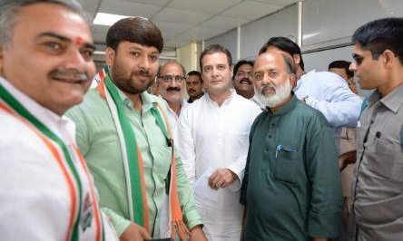 राहुल गांधी पहुंचे प्रयाग, कांग्रेसियों ने किया भव्य स्वागत राहुल गांधी पहुंचे प्रयाग, कांग्रेसियों ने किया भव्य स्वागत