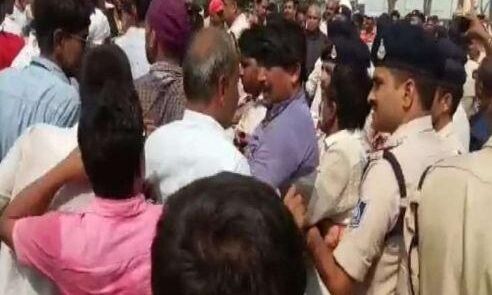 सतना में सीएम शिवराज की सभा से पहले एससी एसटी एक्ट को लेकर सवर्णों ने किया ववाल, पुलिस को करना पड़ा लाठीचार्ज सतना में सीएम शिवराज की सभा से पहले एससी एसटी एक्ट को लेकर सवर्णों ने किया ववाल, पुलिस को करना पड़ा लाठीचार्ज