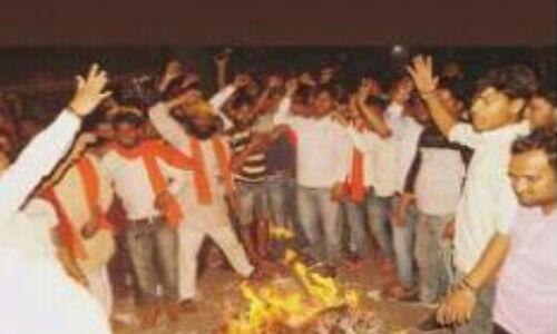 पंखुडी पाठक पर हमला के बाद, बजरंग दल ने उमर खालिद और पंखुड़ी पाठक का पुतला भी फूंका पंखुडी पाठक पर हमला के बाद, बजरंग दल ने उमर खालिद और पंखुड़ी पाठक का पुतला भी फूंका