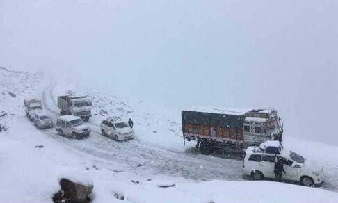 हिमाचल में भारी बारिश के तापमान में गिरावट, रोहतांग में बर्फबारी