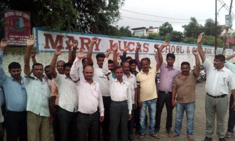 मेरी लुकस स्कूल पर अध्यापको एंव कर्मचारियों ने लगाया वित्तीय अनियमितता का आरोप मेरी लुकस स्कूल पर अध्यापको एंव कर्मचारियों ने लगाया वित्तीय अनियमितता का आरोप