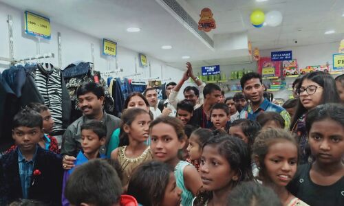 बच्चों के संग मंत्री नन्दी ने मनाई दीवाली, यूनिक बाजार में उनको कराई मनपसंद शॉपिंग बच्चों के संग मंत्री नन्दी ने मनाई दीवाली, यूनिक बाजार में उनको कराई मनपसंद शॉपिंग