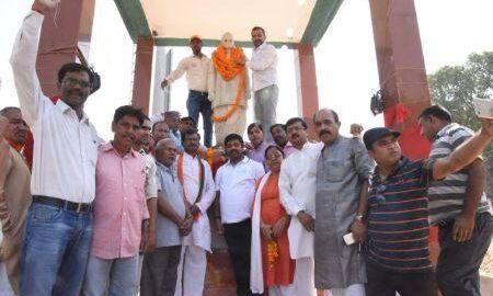 मंत्री नन्दी ने बापू व शास्त्री जी की प्रतिमा पर माल्यार्पण कर  किया याद