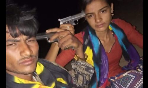 प्रेमी जोड़े ने एक-दूसरे को फिल्मी स्टाइल में मारी गोली, दोनों की मौत प्रेमी जोड़े ने एक-दूसरे को फिल्मी स्टाइल में मारी गोली, दोनों की मौत