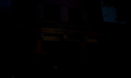 जिला अस्पताल के ट्रामा सेंटर के इमरजेंसी वार्ड में  मोबाइल की रौशनी में डॉक्टर कर रहे मरीजों का इलाज