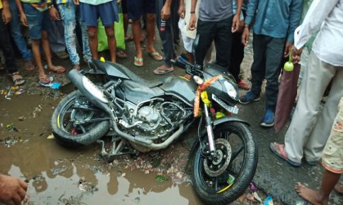 बेगूसराय : एक बार फिर ट्रक ने बाइक सवार  को रौंदा, एक युवक की मौत, ड्राईवर व खलासी की जमकर पिटाई