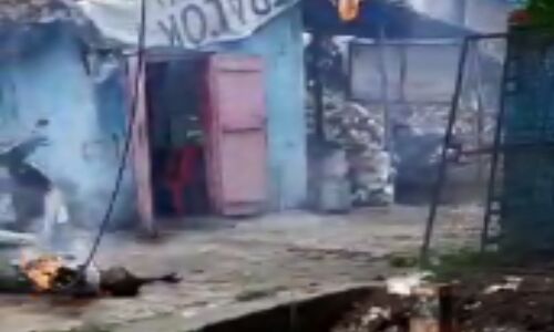 बरेली में आदमी बिजली के करेंट से जलता रहा और तडफ तडफ कर दे दी जान देखिये पूरा मंजर वीडियो में बरेली में आदमी बिजली के करेंट से जलता रहा और तडफ तडफ कर दे दी जान देखिये पूरा मंजर वीडियो में