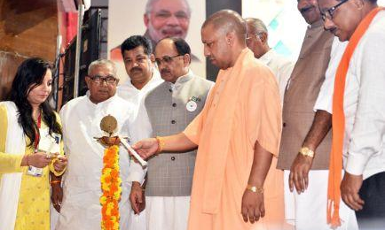 मुख्यमंत्री ने बीआरडी मेडिकल काॅलेज, गोरखपुर में आयुष्मान भारत-प्रधानमंत्री जन आरोग्य योजना का शुभारम्भ किया