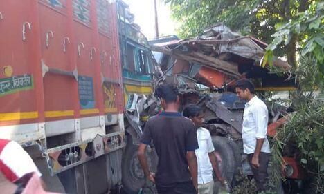 तेज़ रफ़्तार बस और ट्रक की टक्कर, दर्ज़न भर यात्री घायल