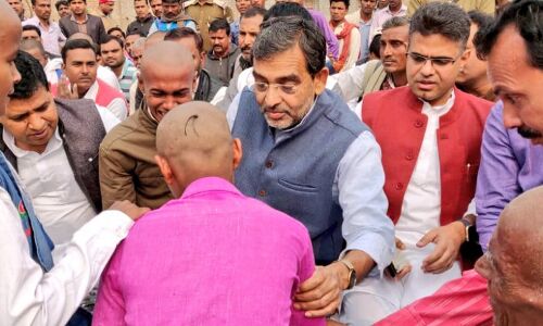 मंत्री उपेंद्र कुशवाहा हुए भावुक, जब मृतक रालोसपा नेता प्रेमचंद्र कुशवाहा के बच्चे से मिले मंत्री उपेंद्र कुशवाहा हुए भावुक, जब मृतक रालोसपा नेता प्रेमचंद्र कुशवाहा के बच्चे से मिले