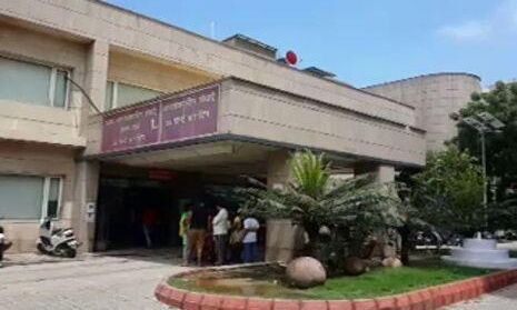 नोएडा के एक निजी अस्पताल पर परिजनों ने लगाया इलाज में लापरवाही का आरोप नोएडा के एक निजी अस्पताल पर परिजनों ने लगाया इलाज में लापरवाही का आरोप