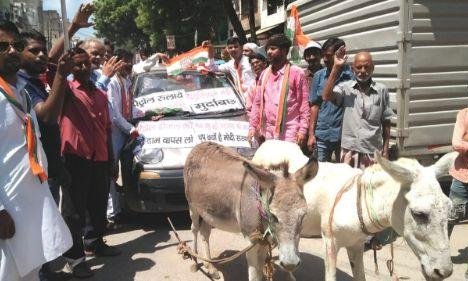 भारत बंद पर कांग्रेसियों का विरोध प्रदर्शन का अनोखा तरीका ,पेट्रोल डीजल नही गधों से चलाई कार भारत बंद पर कांग्रेसियों का विरोध प्रदर्शन का अनोखा तरीका ,पेट्रोल डीजल नही गधों से चलाई कार