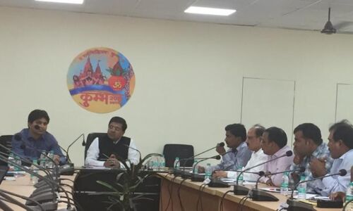 कुम्भ की ब्राडिंग के लिए वाहनों एवं दुकानों के गैरजों मे लगेंगे कुम्भ लोगो का स्टीकर