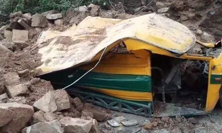 ऐतिहासिक खुसरोबाग की दीवार का एक हिस्सा गिरा, चपेट में आने से दो युवक घायल ऐतिहासिक खुसरोबाग की दीवार का एक हिस्सा गिरा, चपेट में आने से दो युवक घायल