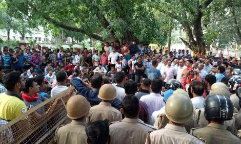 BHU: हिंसक बवाल के बाद BHU 28 सितंबर तक बंद, धरने पर छात्र