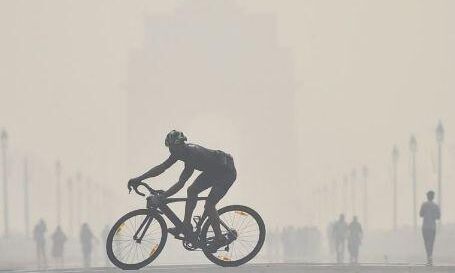 जहरीली हवा में सांस लेने को मजबूर दिल्ली के लोग जहरीली हवा में सांस लेने को मजबूर दिल्ली के लोग