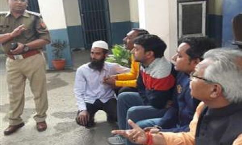 अपनी ही सरकार की कारगुजारियों को लेकर पूर्व बीजेपी अध्यक्ष बैठे थाने में धरने पर