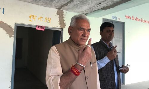 केंद्रीय मंत्री सी आर चौधरी ने डाला वोट, जनता से की वोट डालने की अपील