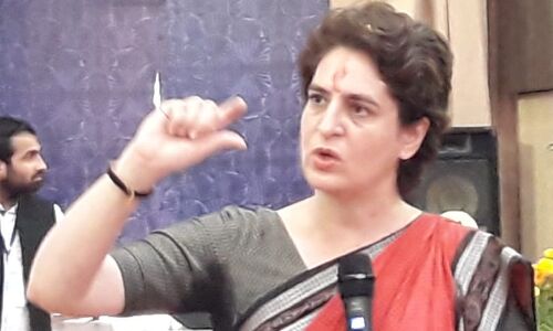 प्रियंका गांधी के खिलाफ वाराणसी में केस दर्ज