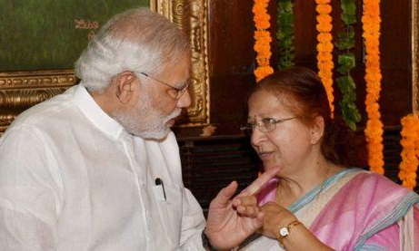 सुमित्रा महाजन क्यों भूल जाती हैं कि वे लोकसभा अध्यक्ष भी हैं?