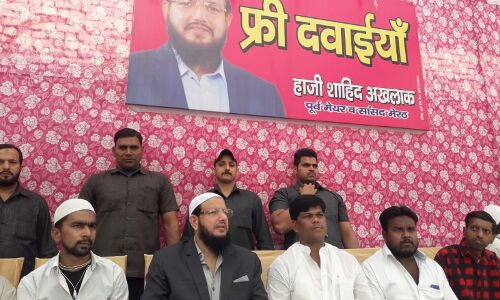 दीपावली में पटाखों के धुएं से बिगड़े वेस्ट यूपी में प्रदूषण के हालात, पूर्व सांसद ने लगाया जनता के लिये रिलीफ कैम्प ,मुफ्त में मिली दवाई