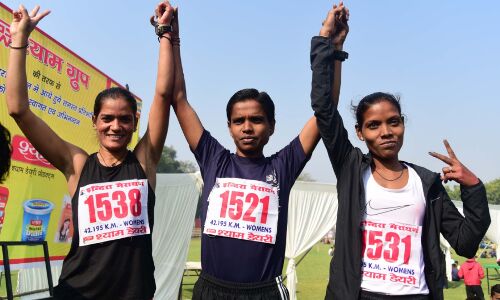 प्रयागराज में आयोजित 34 वी अखिल भारतीय इंदिरा मैराथन में बी एस धोनी ने हासिल किया प्रथम स्थान प्रयागराज में आयोजित 34 वी अखिल भारतीय इंदिरा मैराथन में बी एस धोनी ने हासिल किया प्रथम स्थान