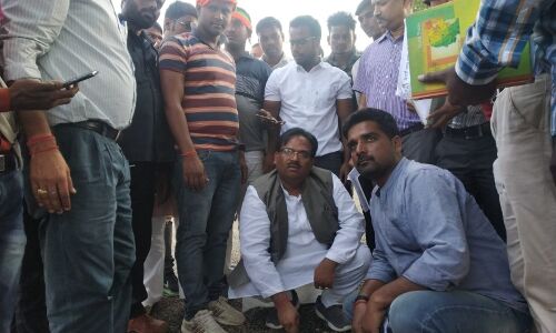 विधायक सोरांव की शिकायत पर सड़क की जांच करने पहुंची कमेटी ,विधायक ने अधिकारियों जमकर सुनाई खरी खोटी देखें वीडियो विधायक सोरांव की शिकायत पर सड़क की जांच करने पहुंची कमेटी ,विधायक ने अधिकारियों जमकर सुनाई खरी खोटी देखें वीडियो