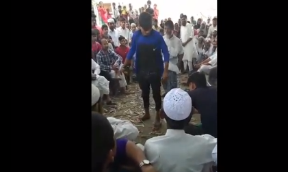 देखें वीडियो: कैसे बरसाए गये सरेआम आदमी पर यूपी में कौड़े!
