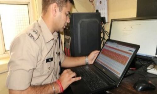 नोएडा पुलिस की अब तक की सबसे बड़ी कामयाबी, 125 आदमी दे रहे थे अमेरिका को धोखा नोएडा पुलिस की अब तक की सबसे बड़ी कामयाबी, 125 आदमी दे रहे थे अमेरिका को धोखा