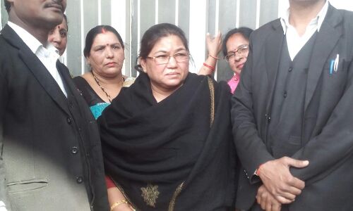 सपा की पूर्व विधायक विजमा यादव सहित 6 अन्य को भेजा जेल सपा की पूर्व विधायक विजमा यादव सहित 6 अन्य को भेजा जेल