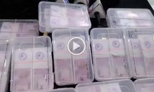भारी मात्रा में नक़ली नॉट की गड्डियों के साथ एक गिरफ्तार, इस तरह करते थे धोखाधड़ी