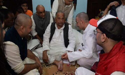 मुलायम सिंह अपने पारिवारिक वैद्य की तेरहवीं में शामिल होने पहुचे वाराणसी