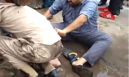 बिजनौर में होमगार्ड को सरेआम उसी के डंडे से पीटा, देखें वीडियो में कितनी बुरी तरह की पिटाई