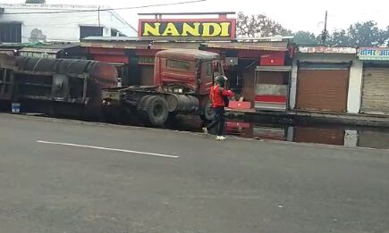 तेज़ रफ़्तार ट्रक दुकान में घुसा लाखो का नुकसान