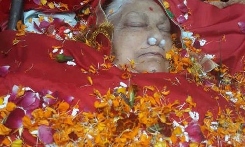 फरीदकोट के आखिरी शासक की बेटी दीप इंद्र कौर का हिंदू-सिख रिवाज से संस्कार फरीदकोट के आखिरी शासक की बेटी दीप इंद्र कौर का हिंदू-सिख रिवाज से संस्कार