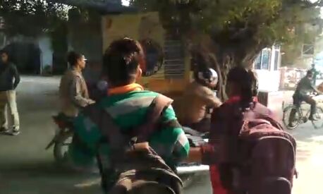 जब शेरनी बनी यह बेटी और पकड़कर ले गई इस नए मजनूं को थाने!