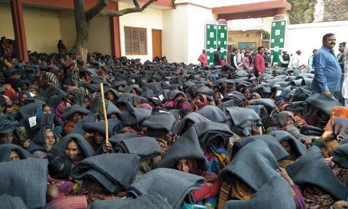 गम में डूबे अंसारी परिवार ने दूसरे दिन ही गरीबों का दिल जीता, बांटे कंबल और कराया भोजन, अंसारी बंधुओं की दिखी लोकप्रियता गम में डूबे अंसारी परिवार ने दूसरे दिन ही गरीबों का दिल जीता, बांटे कंबल और कराया भोजन, अंसारी बंधुओं की दिखी लोकप्रियता