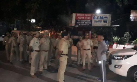 एडीजी बरेली प्रेम प्रकाश ने देर रात की बरेली शहर में पुलिस चौकी और थाने पर छापेमारी