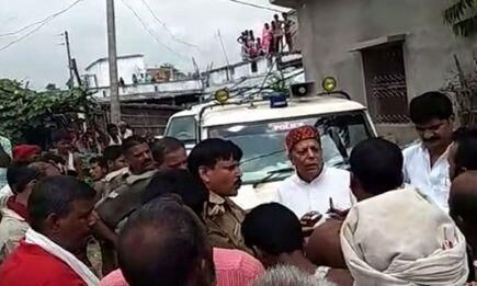 पशु तस्करों का पीछा करते यूपी पुलिस पहुंची बिहार, फिर ग्रामीणों ने घेरकर एसओ की करदी पिटाई पशु तस्करों का पीछा करते यूपी पुलिस पहुंची बिहार, फिर ग्रामीणों ने घेरकर एसओ की करदी पिटाई