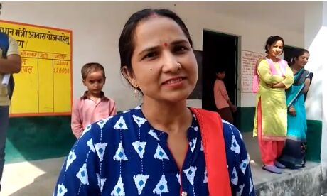 उज्जवला योजना ताक पर रख रसोइया बनाती है चूल्हे पर रोटी