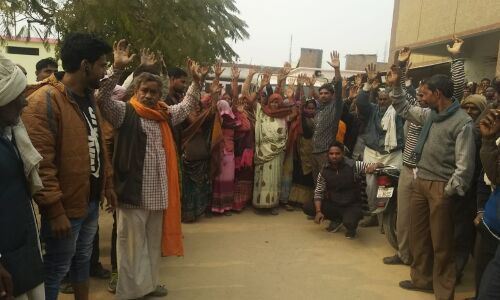 कोटेदार राशन मापतौल में कर रहा था धांधली , खुली पोल आक्रोशित ग्रामीणों ने SDM का किया घेराव कोटेदार राशन मापतौल में कर रहा था धांधली , खुली पोल आक्रोशित ग्रामीणों ने SDM का किया घेराव