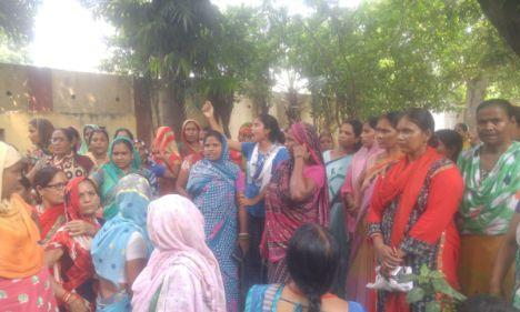 नोएडा में बजरंग दल के कार्यकर्ता की हत्या के बाद थाना में बवाल