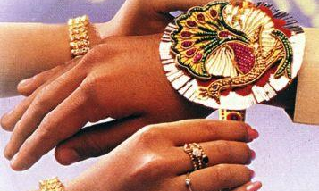 Raksha Bandhan 2018 : राखी बाँधने का शुभ मुहूर्त सुबह 05:59 से शुरू , जानें कब तक बहनें बाँध सकती हैं राखी