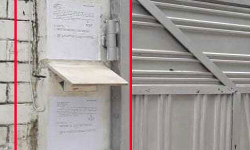 UP पुलिस का आजम खान को नया नोटिस, चिपका दिया दरवाजे पर जानिए क्या है इस नोटिस की हकीकत! UP पुलिस का आजम खान को नया नोटिस, चिपका दिया दरवाजे पर जानिए क्या है इस नोटिस की हकीकत!