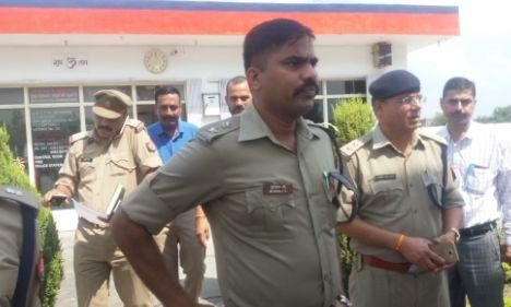 कनपटी पर रिवॉल्वर रख लूट लिए 5.50 लाख, नेशनल हाइवे 24 पर हुई लूट की घटना