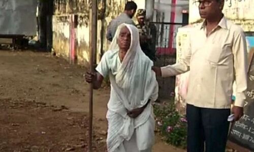 छत्तीसगढ़ विधानसभा चुनावः भारी सुरक्षा के बीच पहले चरण का मतदान शुरू, 100 वर्ष की बुजुर्ग माँ ने डाला वोट